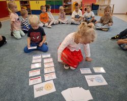 dzieci słuchają treści o nawiązywaniu relacji