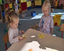 dzieci słuchają treści o nawiązywaniu relacji