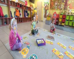 dzieci słuchają treści o nawiązywaniu relacji