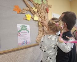 dzieci słuchają treści o nawiązywaniu relacji