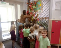 dzieci słuchają treści o nawiązywaniu relacji