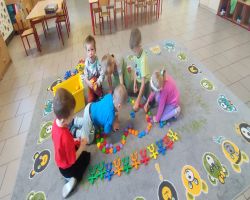 dzieci słuchają treści o nawiązywaniu relacji