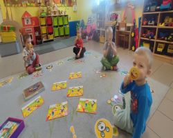 dzieci słuchają treści o nawiązywaniu relacji