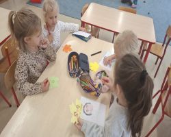 dzieci słuchają treści o nawiązywaniu relacji