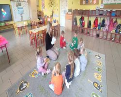 dzieci słuchają treści o nawiązywaniu relacji