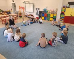 dzieci słuchają treści o nawiązywaniu relacji