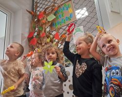 dzieci słuchają treści o nawiązywaniu relacji