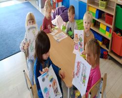 dzieci słuchają treści o nawiązywaniu relacji