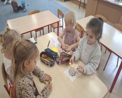 dzieci słuchają treści o nawiązywaniu relacji