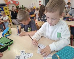 dzieci słuchają treści o nawiązywaniu relacji