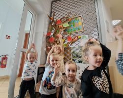 dzieci słuchają treści o nawiązywaniu relacji