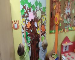 dzieci słuchają treści o nawiązywaniu relacji