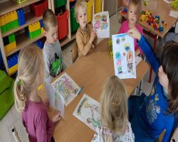 dzieci słuchają treści o nawiązywaniu relacji