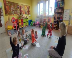 dzieci słuchają treści o nawiązywaniu relacji