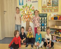 dzieci słuchają treści o nawiązywaniu relacji