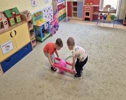 dzieci słuchają treści o nawiązywaniu relacji