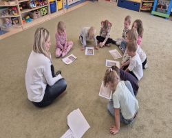 dzieci słuchają treści o nawiązywaniu relacji