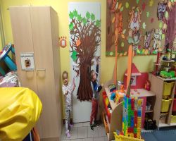 dzieci słuchają treści o nawiązywaniu relacji