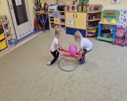 dzieci słuchają treści o nawiązywaniu relacji