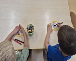 dzieci słuchają treści o nawiązywaniu relacji