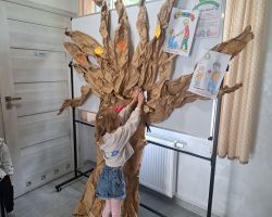 dzieci słuchają treści o nawiązywaniu relacji