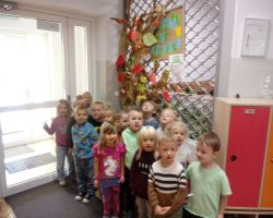 dzieci słuchają treści o nawiązywaniu relacji