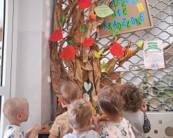 dzieci słuchają treści o nawiązywaniu relacji