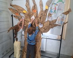 dzieci słuchają treści o nawiązywaniu relacji