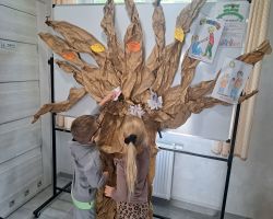 dzieci słuchają treści o nawiązywaniu relacji