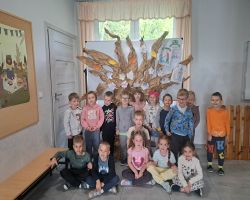 dzieci słuchają treści o nawiązywaniu relacji