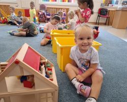 dzieci podczas różnych aktywności