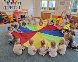 dzieci podczas różnych aktywności