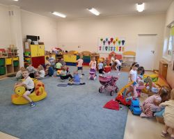 dzieci podczas różnych aktywności