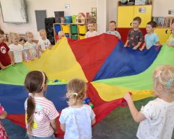 dzieci podczas różnych aktywności