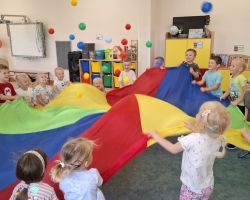 dzieci podczas różnych aktywności