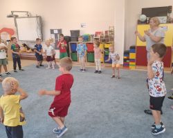 dzieci podczas różnych aktywności