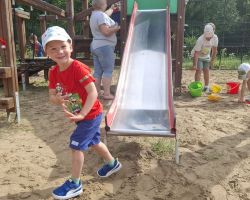 dzieci podczas różnych aktywności