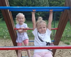 dzieci podczas różnych aktywności