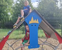 dzieci podczas różnych aktywności