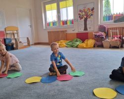 dzieci podczas obchodów Dnia Kropki