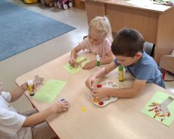 dzieci podczas obchodów Dnia Kropki