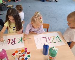 dzieci podczas obchodów Dnia Kropki