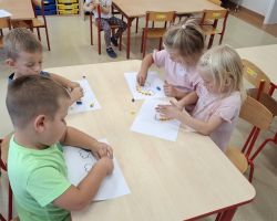 dzieci podczas obchodów Dnia Kropki