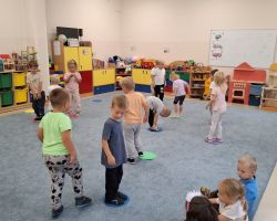 dzieci podczas obchodów Dnia Kropki