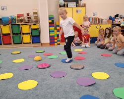 dzieci podczas obchodów Dnia Kropki