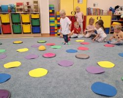 dzieci podczas obchodów Dnia Kropki