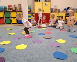 dzieci podczas obchodów Dnia Kropki