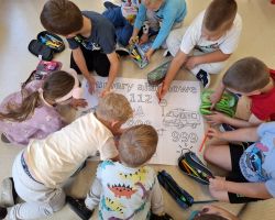 dzieci podczas obchodów dnia pierwszej pomocy