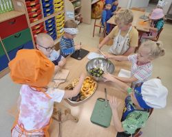 dzieci podczas zajeć kulinarnych