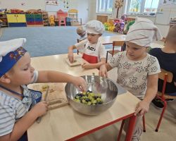 dzieci podczas zajeć kulinarnych